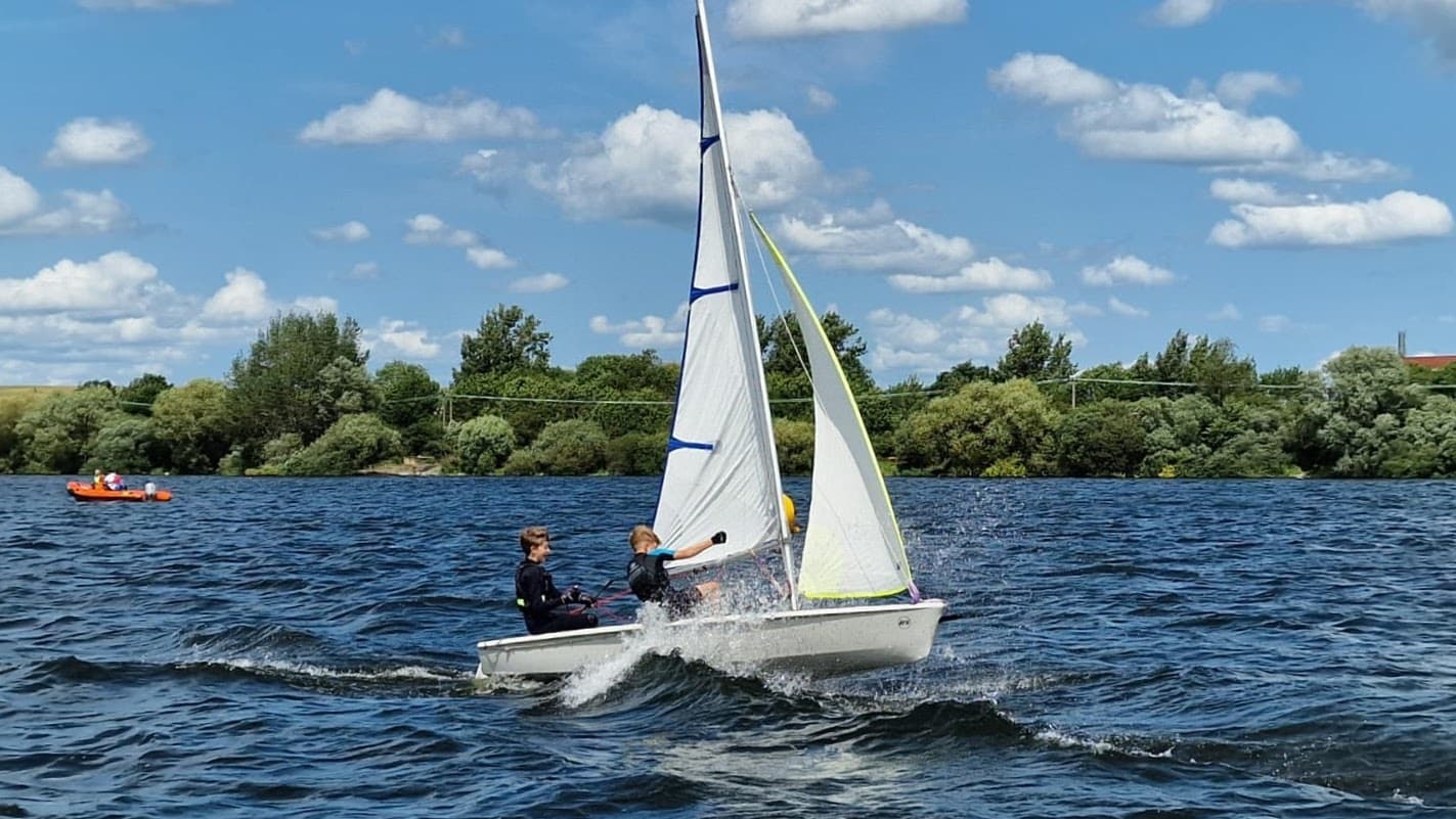 Youth Sailors Take on MKBYSA Regatta at Stewartby!